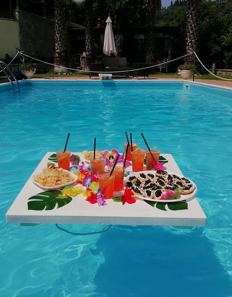 Aperitivo in piscina Villa Forzisi